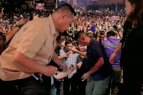 Duterte warns Marcos of ouster like his father's if charter change .